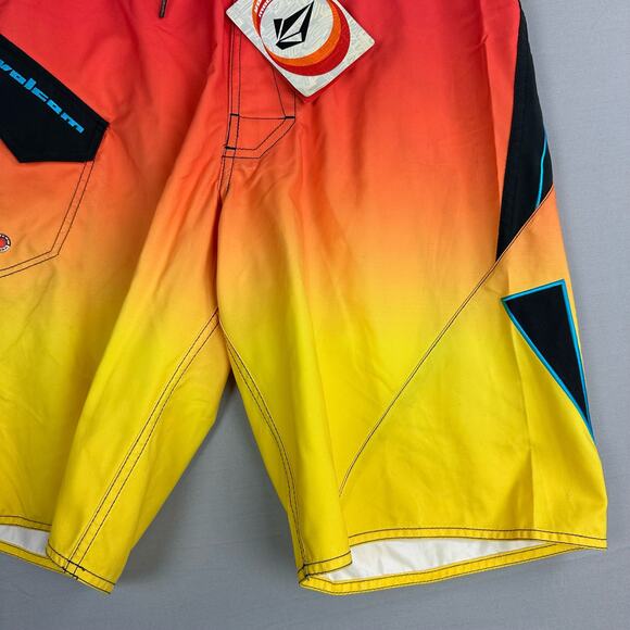 Volcom Men’s Size 30 Fade Board Shorts No Stretch - Picture 8 of 9